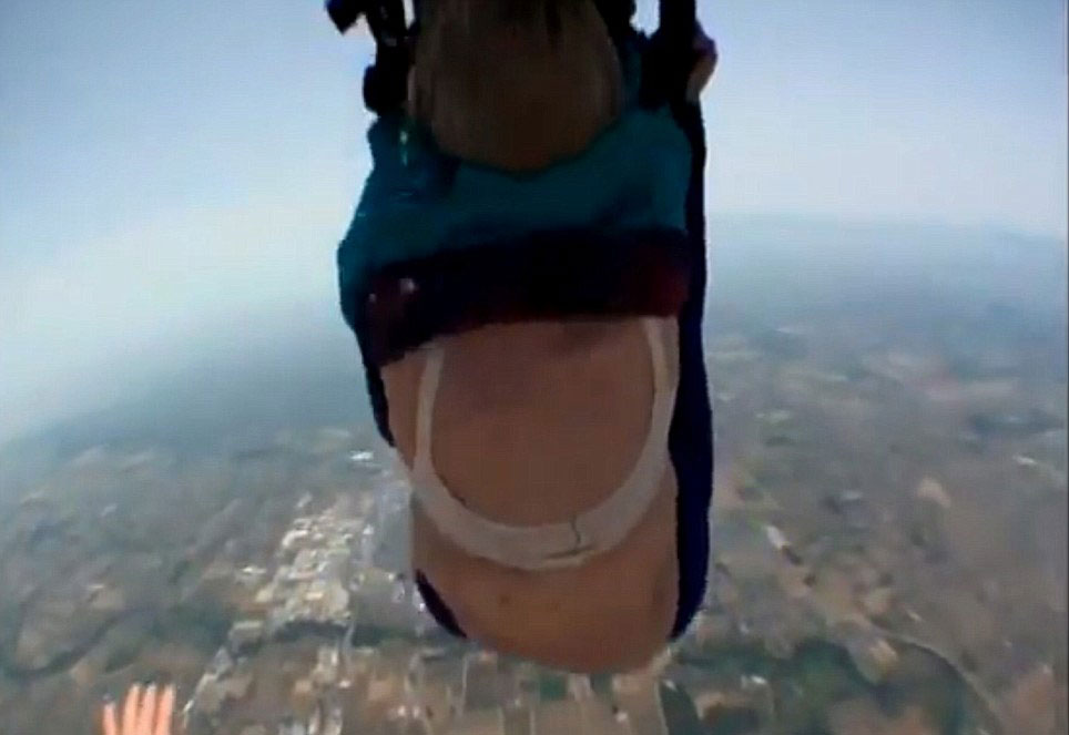 据英国《每日邮报》报道，美国加州最近进行的一次双人跳伞活动中出现险情。一位在最后想退缩的80岁老妇不愿跳下，但还是被教官推出机舱。