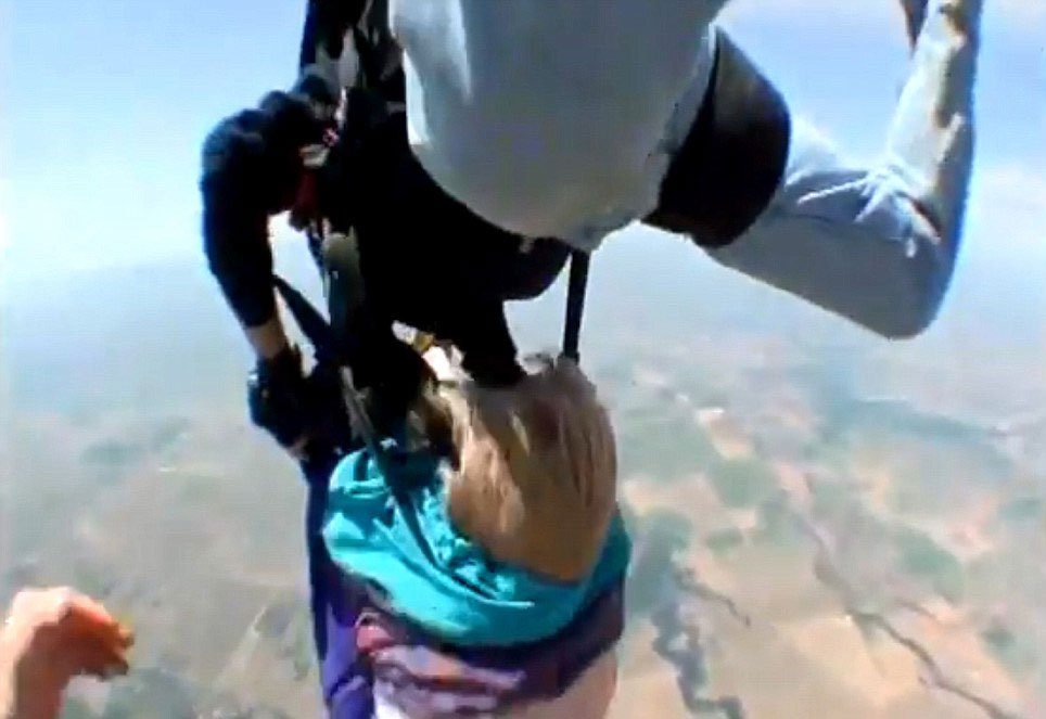 据英国《每日邮报》报道，美国加州最近进行的一次双人跳伞活动中出现险情。一位在最后想退缩的80岁老妇不愿跳下，但还是被教官推出机舱。