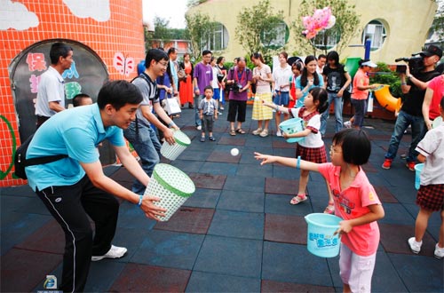 孩子户外活动正在消失 倡导 陪孩子多玩一小时