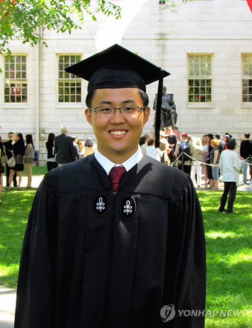 哈佛大学经济系韩国留学生陈权龙在本科生毕业典礼上，以全校第一的成绩被选为“最优秀荣誉毕业生”。