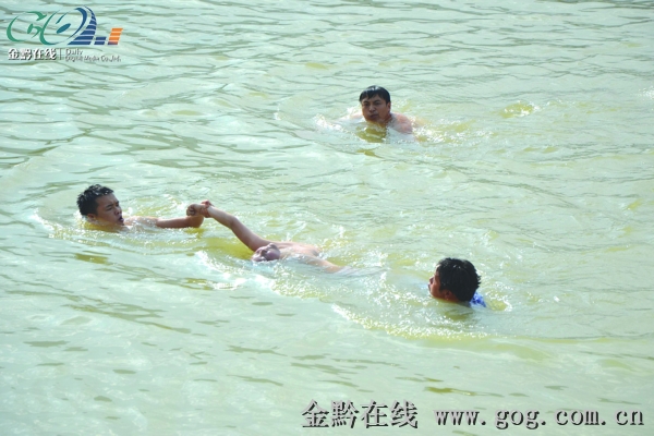 5月26日下午,一名小男孩到铜仁锦江河里游泳被激流卷走,所幸河岸餐馆