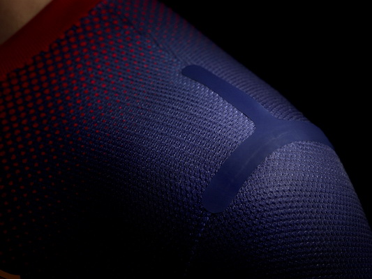 幻灯:聚焦耐克巴萨新版球衣 历史科技融为一体