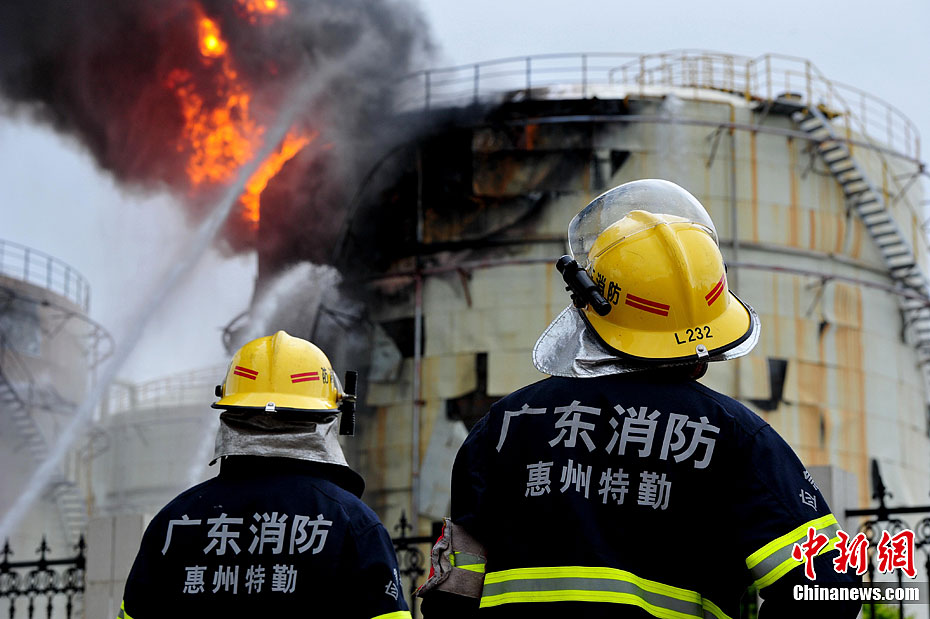 5月28日，事故现场升起滚滚浓烟（手机拍摄）。