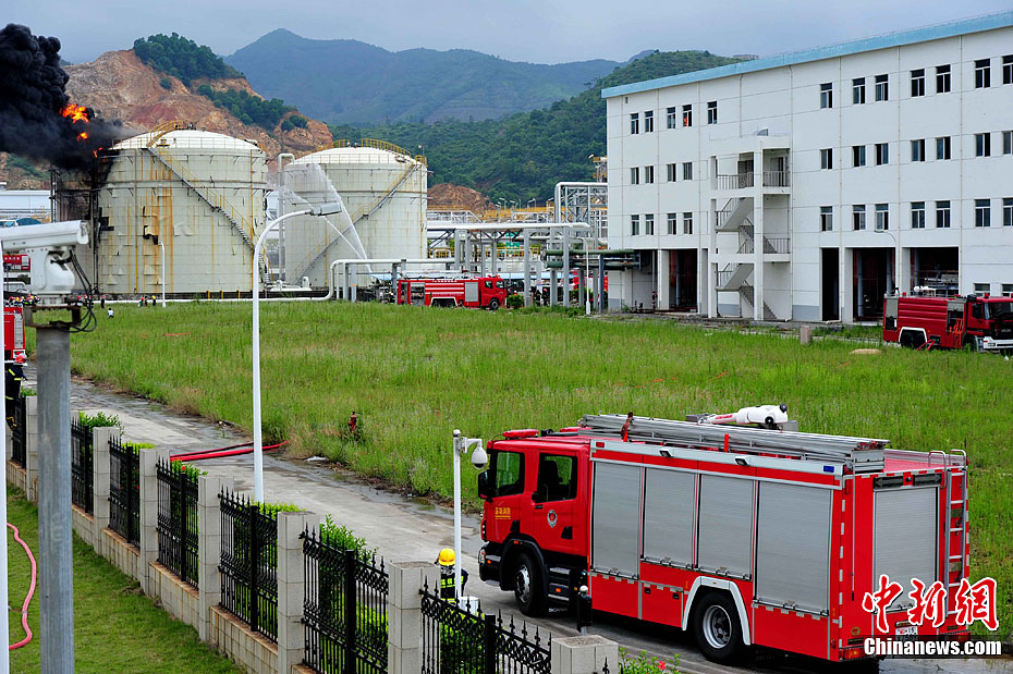 5月28日，事故现场升起滚滚浓烟（手机拍摄）。