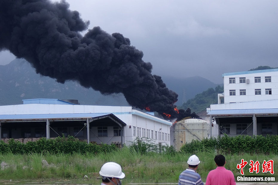 5月28日，事故现场升起滚滚浓烟（手机拍摄）。