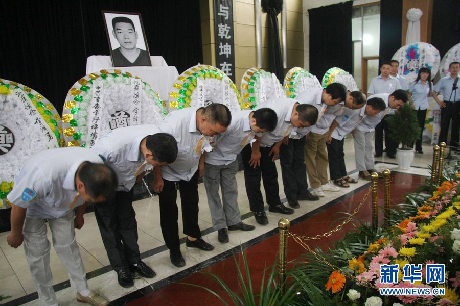 5月22日凌晨,的哥李泽勇为救轻生女乘客,跳入