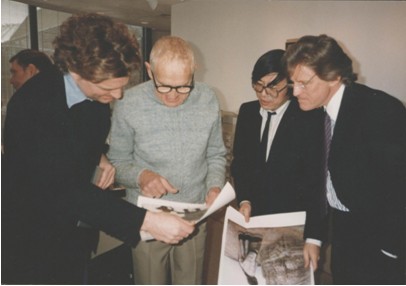 1988年3月 应美国著名画家安德烈 怀斯邀请，艾轩与哈夫纳先生同去宾夕法尼亚怀斯先生的住所，正在看“还是那个秋天”的印刷品（原作已于1987年售出）
