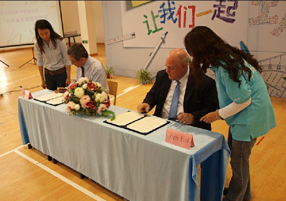 雅培与中国科协签署家庭科教项目合作备忘录