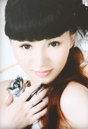 娜娜生前是个开朗美女