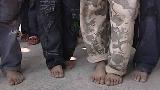 腾冲山村12岁男孩一年四季赤脚上学