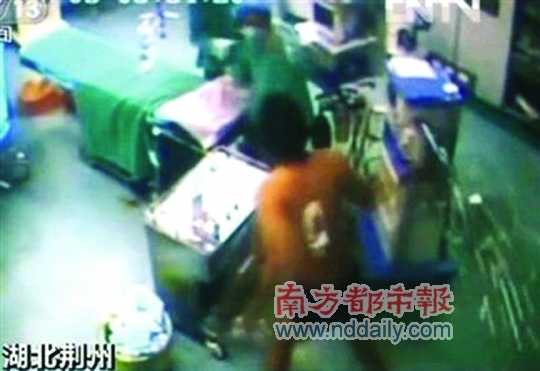 儿子吴光禹跳下手术台追打医生的事件被广泛报道。