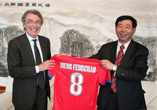 国米老板莫拉蒂（左）向中国铁建董事长孟凤朝（右）赠送球衣。