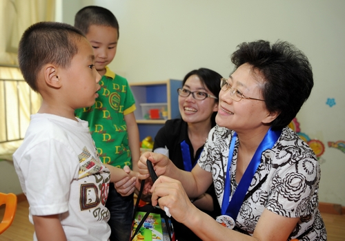 民政部副部长与自闭症儿童共庆六一并慰问特教