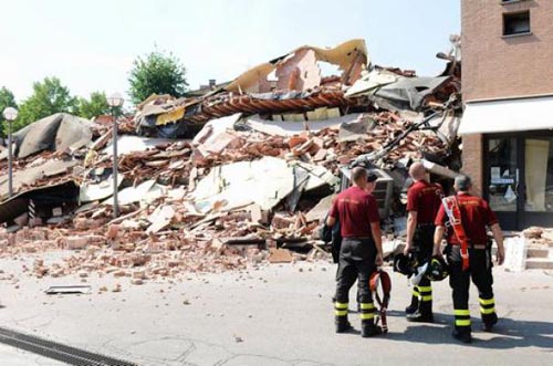 意大利政府组织救援人员在地震废墟中搜寻幸存者