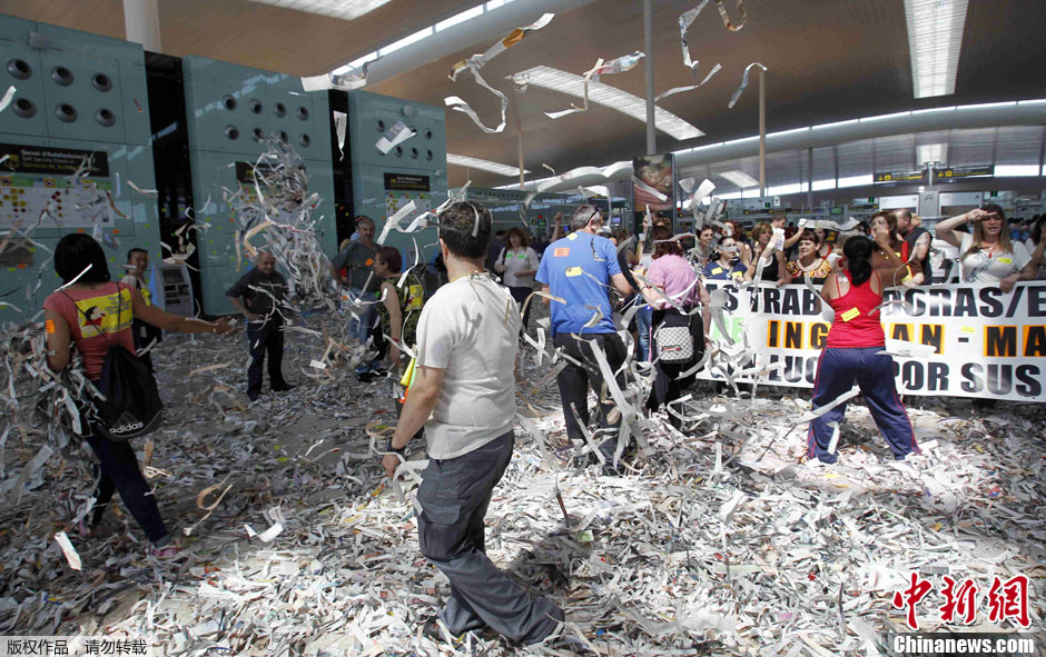 当地时间5月29日,西班牙巴塞罗那,安普拉特国际机场航站楼里一片狼藉。机场清洁工人当天举行大罢工,要求改善薪资待遇。据悉,罢工将持续两天的时间。