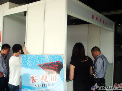 只要一张名片,任何人就能换取参观证入场。据主办方称,开展当天有千余人参观该展。