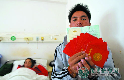 守护在母亲病床前的刘晓波展示自己的献血证。首席记者曲鸣飞/摄
