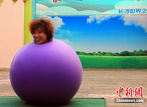 台湾气球达人秀魔幻气球助兴儿童节(图)