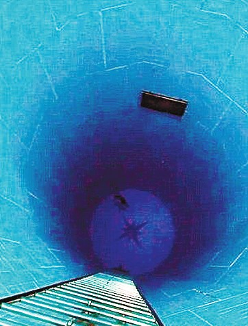 法国人裸潜世界最深泳池(图)