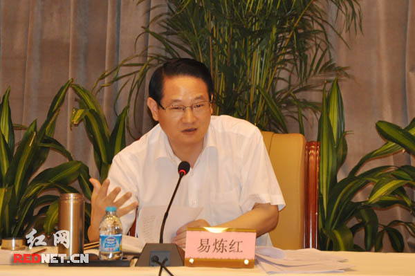 (省委常委、省委秘书长易炼红表示，要以高度的政治责任感，严谨、细致、务实的作风来做好会议的筹备工作。)