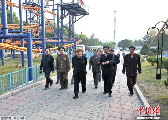 资料图：这张由朝中社5月27日发布的照片显示，朝鲜劳动党第一书记金正恩近日视察了位于平壤的凯旋青年公园游乐场，受到职工们的热烈欢迎。