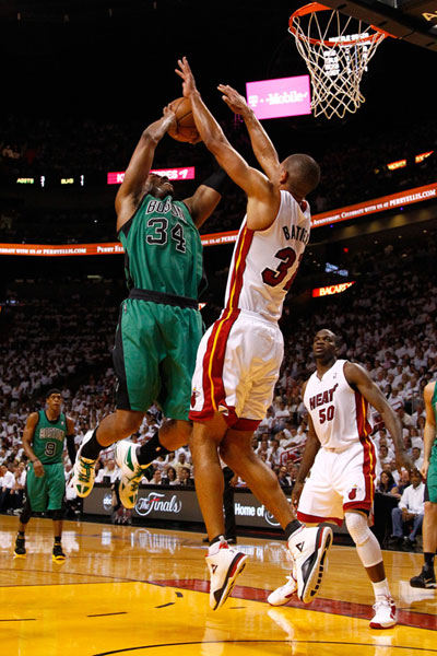 图文:[NBA季后赛]热火VS绿衫军 巴蒂尔防守皮