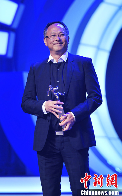 5月30日，2012第十二届华语电影传媒大奖颁奖典礼在海口举行，香港著名导演杜琪峰凭借影片《夺命金》获得最佳导演。中新社发 骆云飞
