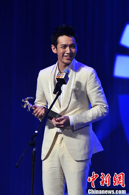 5月30日，2012第十二届华语电影传媒大奖颁奖典礼在海口举行，台湾演员柯震东依靠影片《我们那些年追过的女孩》获得最佳新演员。中新社发 骆云飞