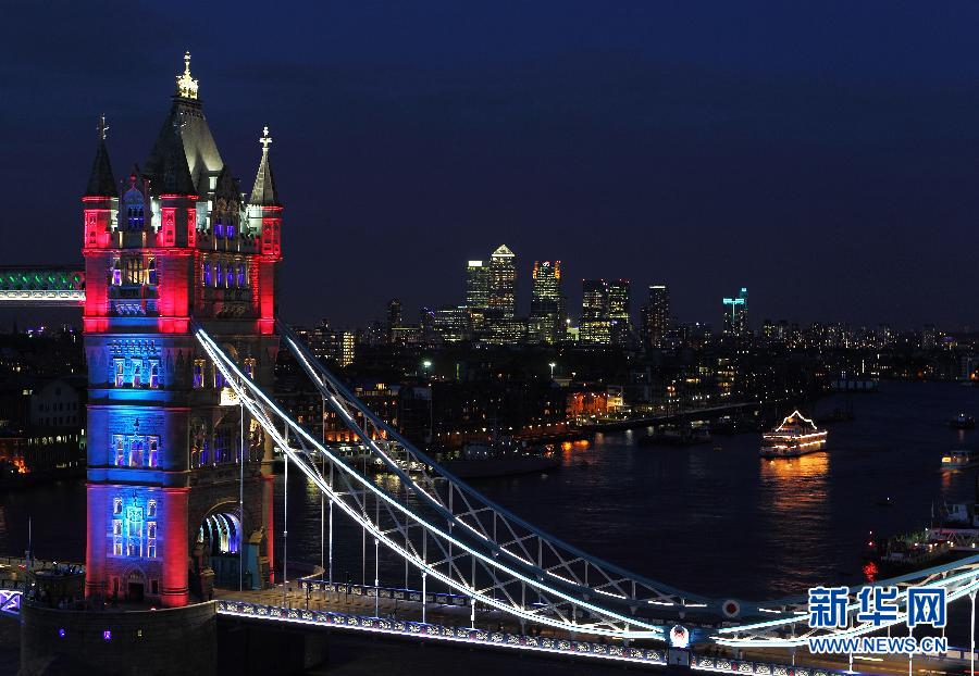 伦敦塔桥展示魔幻灯光(组图)