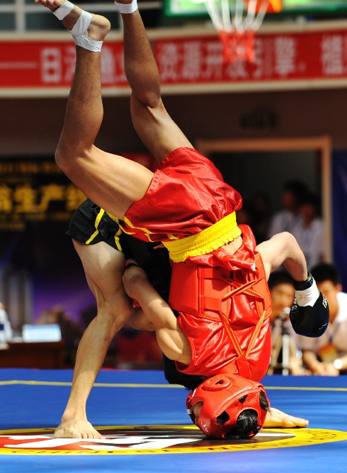 图文全国男子武术散打锦标赛头部着地贯摔