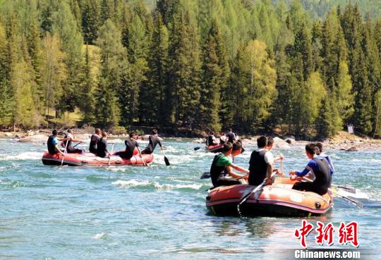 日前，新疆喀纳斯景区工作人员在景区河流内进行漂流试漂成功，将于六月初正式迎客。