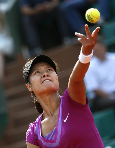 图文:法网女单次轮李娜2-0 李娜向上抛球