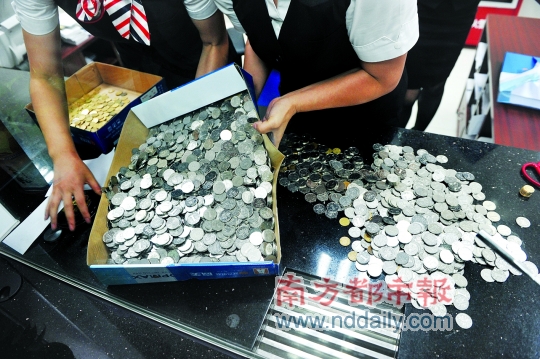 法院上门强制执行 收到数十斤硬币(图)