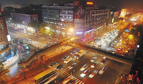 车水马龙的延安路,是杭州最热闹的马路之一. 本报资料图片