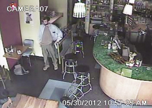 监控录像截图显示枪击事件嫌疑人站在咖啡店内。 新华社/路透