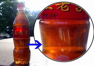 "我购买的王老吉瓶装饮料里出现絮状腐败物,数量很多,并且瓶子有胀气