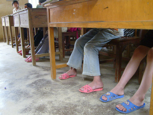 80多名学生中,绝大多数穿的都是一双凉拖鞋,还有部分孩子打着赤脚.