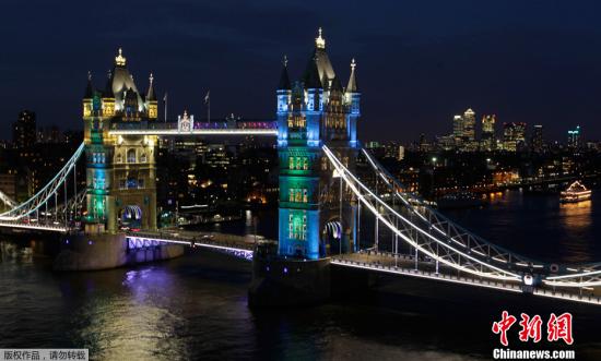 当地时间2012年5月30日，英国伦敦，伦敦塔桥照明系统在经过6个月的整修后首次亮灯，展现迷人夜景，庆祝英国女王登基60周年和伦敦奥运会的到来。