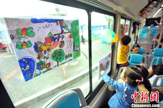 重庆创意儿童节 公交车上办画展(组图)