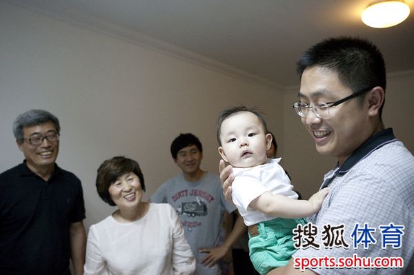 恒大足球俱乐部董事长刘永灼抱着赵源熙的儿子祝儿童节快乐