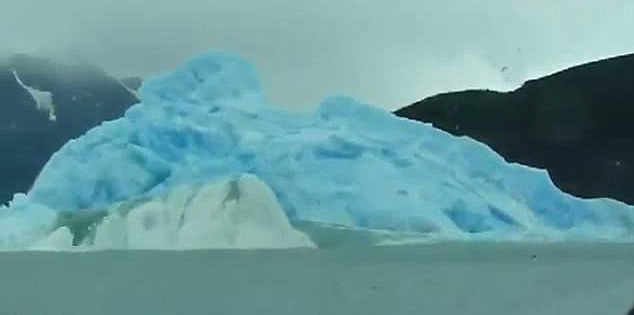 巨大而壮观的冰山常常给船只带来灾难，但它们一般并不是突然间形成的。不过，有一位幸运的游客拍下了冰山快速形成的震撼一幕。
