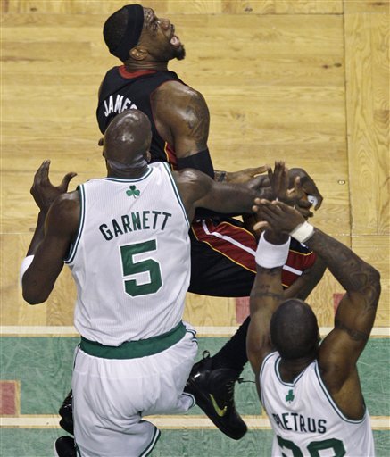 图文:[NBA季后赛]绿军VS热火 加内特防守詹姆斯