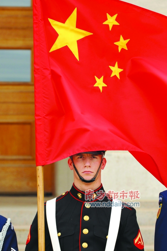 2012年5月7日,美国阿灵顿,一名美国士兵手持中国国旗欢迎国防部长