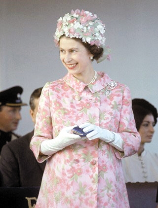 揭秘英国女王着装:每件衣服都有一个名字(图)