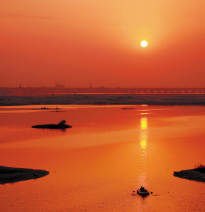 夕阳西下,小皮筏在余辉里尽情畅游。