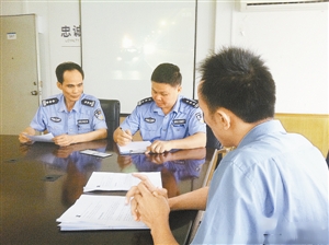 粤B215Z2司机董师傅昨接受交警询问。