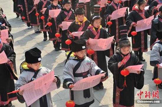 内地汉服“秀”风起云涌 利弊之争引热议(组图)