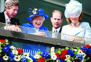 6月2日，女王伊丽莎白二世（左二）和王室成员一同观看德比赛马比赛。新华/法新