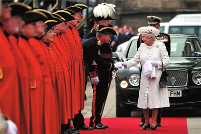 6月3日，女王一袭白色礼服步入“泰晤士河千艇巡游”现场。图/东方IC
