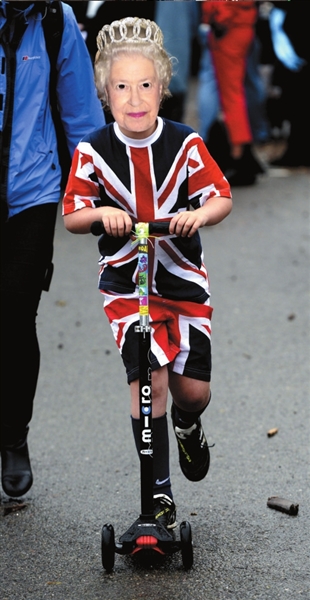 6月3日，一个小男孩戴着女王面具出现在伦敦街头。